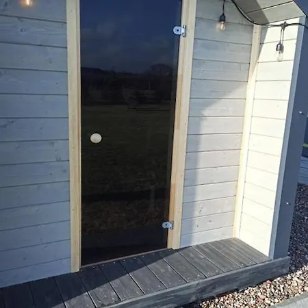 With Private Garden, Sauna, Jacuzzi Сasa de vacaciones *