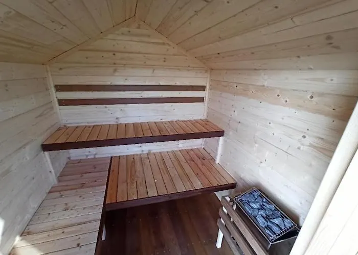 With Private Garden, Sauna, Jacuzzi بيت للعطل *