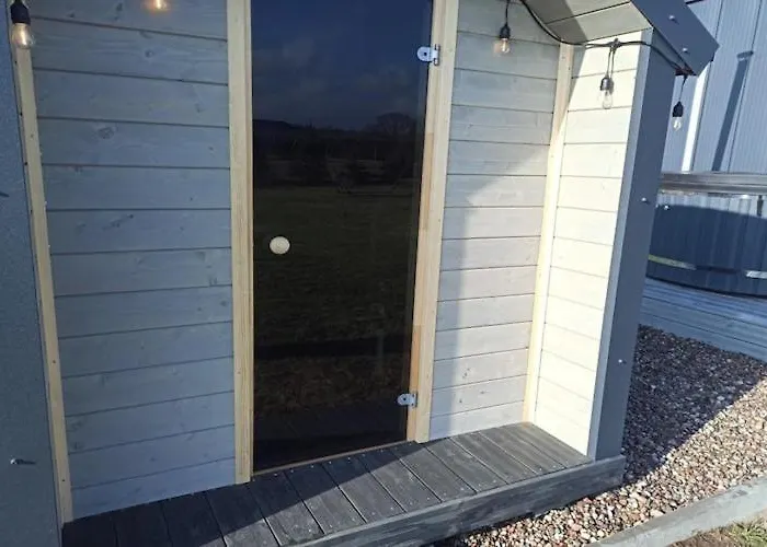 With Private Garden, Sauna, Jacuzzi بيت للعطل *